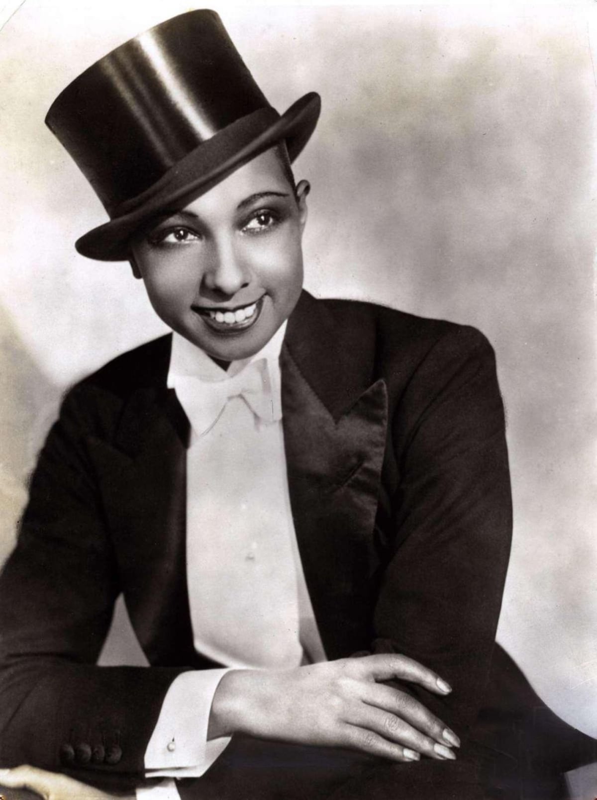 josephine baker opens the doors of the pantheon of france