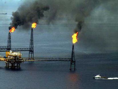 Vista de una plataforma petrolífera de la compañía Pemex en Campeche, México.
