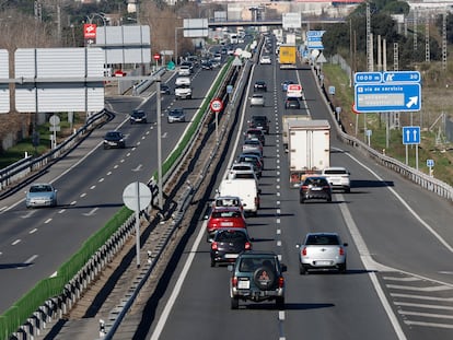 Tráfico en la autovía de Burgos A-1 a la salida de Madrid, este jueves a mediodía.