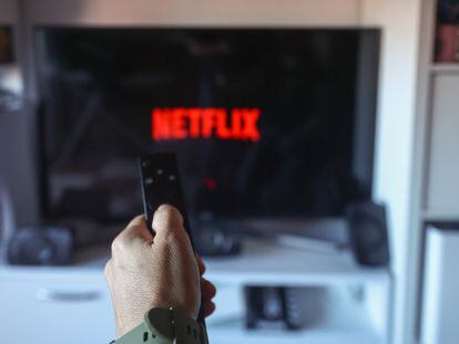 Un usuario se conecta a Netflix en 2022.