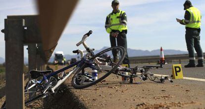 Agentes de la Guardia Civil junto a las bicicletas de los dos ciclistas fallecidos en en Campillos.