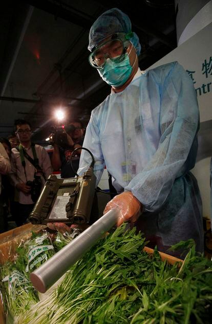 Control de radiactividad en Hong Kong de verduras importadas de Japón.