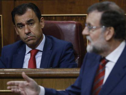 Fernando Martínez-Maillo observa a Mariano Rajoy.