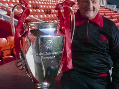 Bob Paisley, con la Copa de Europa en 1981