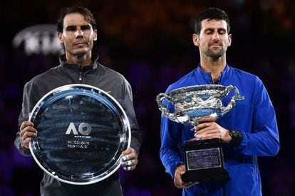 Novak Djokovic, a la derecha, y Rafael Nadal posan con los trofeos despue´s del la final del Open de Australia.