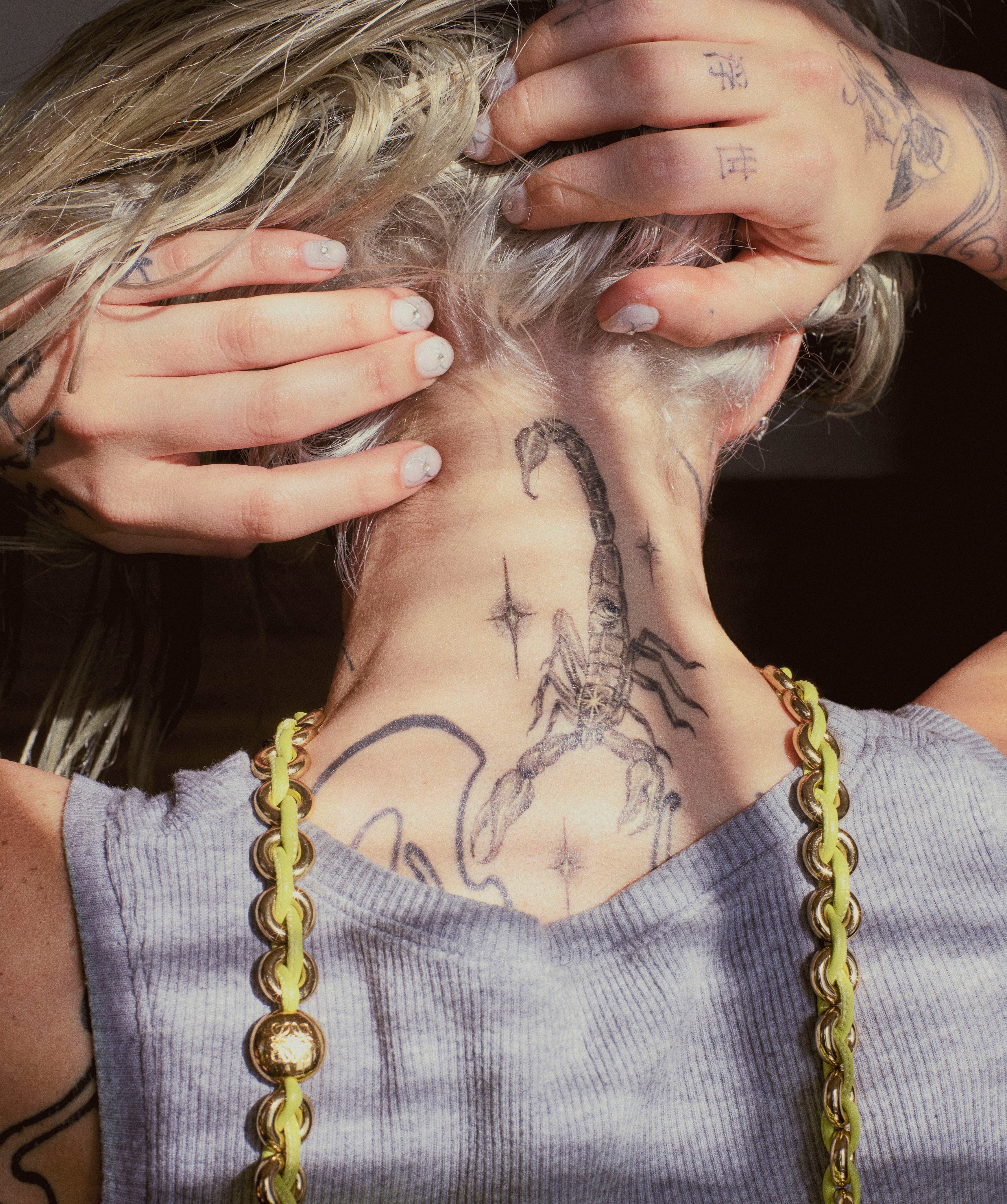 La artista lleva tank topy collar de LOEWE Paula’s Ibiza.