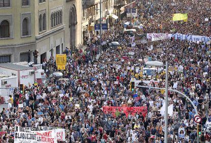 La marcha por las calles de Barcelona ha sido de las m&aacute;s multitudinarias que se han vivido por la ciudad. Una marcha en la que se han sumado las protestas por los recortes anunciados por la Generalitat.