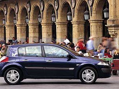 Estilizado, diferente y funcional. El Renault Mégane es el mejor coche de 2003, según el criterio de los especialistas de motor de <b><i>El Viajero.</b></i> En la imagen aparece en  la plaza Mayor de Salamanca.