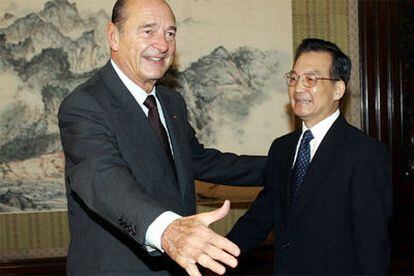 Jacques Chirac, junto al primer ministro chino, Wen Jiabao, hoy en Pekín.