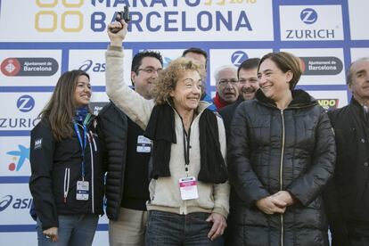 Marta Carranza, junto a Ada Colau, da la salida al Maratón de Barcelona.