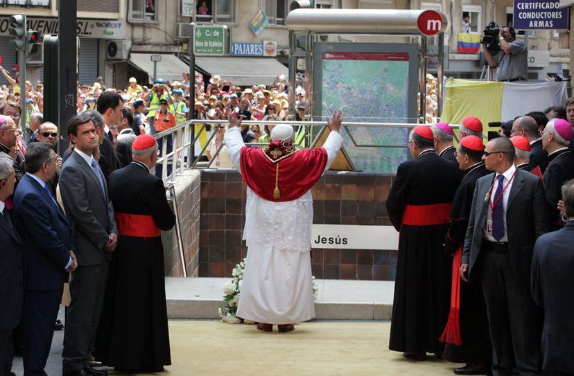 El papa Benedicto XVI visita la estación de la calle de Jesús del metro de Valencia, el 7 de julio de 2006, donde cuatro días antes, 43 personas murieron y 47 resultaron heridas en un gravísimo accidente. 