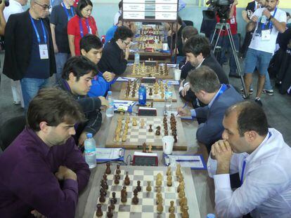 Primeros movimientos del encuentro EEUU-Azerbaiyán. A la izquierda, al fondo, Caruana, So, Nakamura y Shankland; a la derecha, Mamediárov, Radyábov, Naidisch y Mamédov.