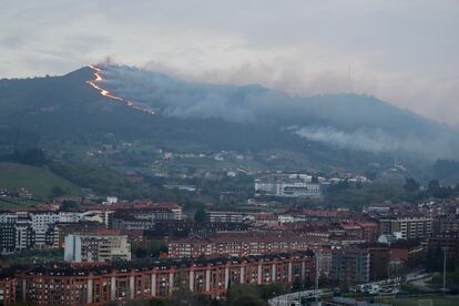 El fuego, este viernes en el monte Naranco, al lado de la ciudad de Oviedo.