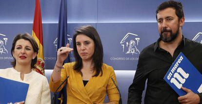 Irene Montero, junto a los diputados Yolanda D&iacute;az y Ant&oacute;n G&oacute;mez.