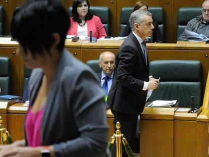 El lehendakari se dirige a la tribuna tras la intervención de la portavoz de EH Bildu, Maddalen Iriarte.