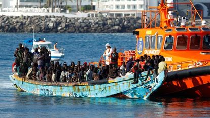 Llegada del cayuco con cerca de 200 personas al puerto de Arguineguín (Gran Canaria) este jueves.