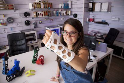 Raquel Serrano, cofundadora de la empresa FIIXIT, se prueba una férula 3D en el interior de su negocio, en Alhaurín de la Torre (Málaga).