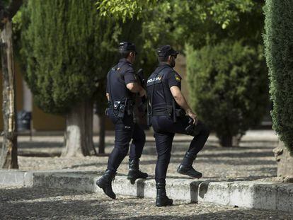 Dos agents del Cos Nacional de Policia (CNP).