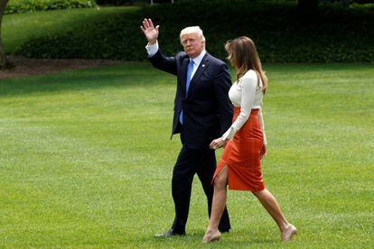 El presidente Donald Trump y su esposa, Melania Trump salen de la Casa Blanca para iniciar su gira internacional.