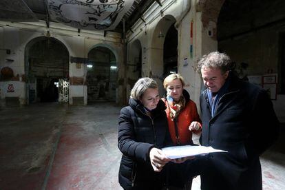 Isabel Izquierdo, Begoña Torres y Luis Lafuente en una de las salas del edificio.