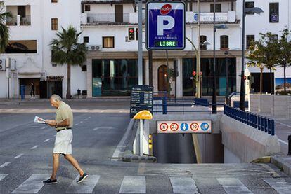 Vista exterior del aparcamiento municipal de Puerto Banús, por cuya explotación la empresa Saba paga 7.000 euros anuales.