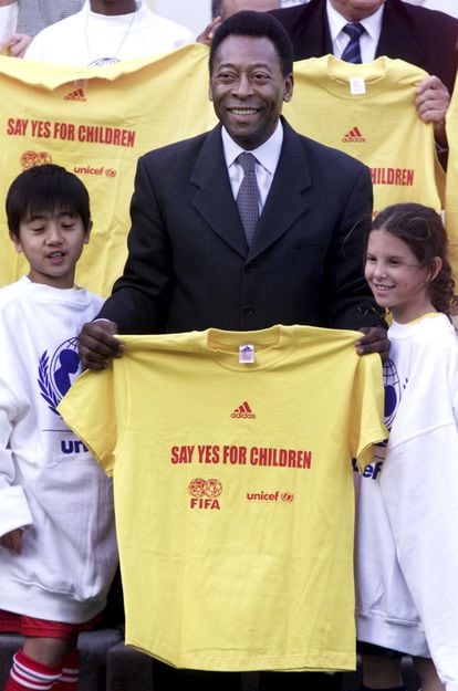 Pelé posa para los fotógrafos durante la conferencia de prensa en la que se presentó una alianza entre la Unicef y la Fifa, en Nueva York en 2001.