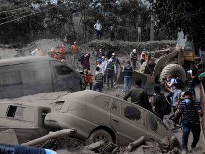 Nuevas explosiones en el volcán de Guatemala añaden miedo y tensión en la búsqueda. Los grupos de rescate luchan contra el reloj y las altas temperaturas para encontrar más personas con vida