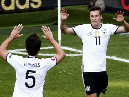 Hummels felicita a Draxler por su gol.