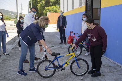 Díaz entrega una bicicleta en la Asociación Estrella Azahara.