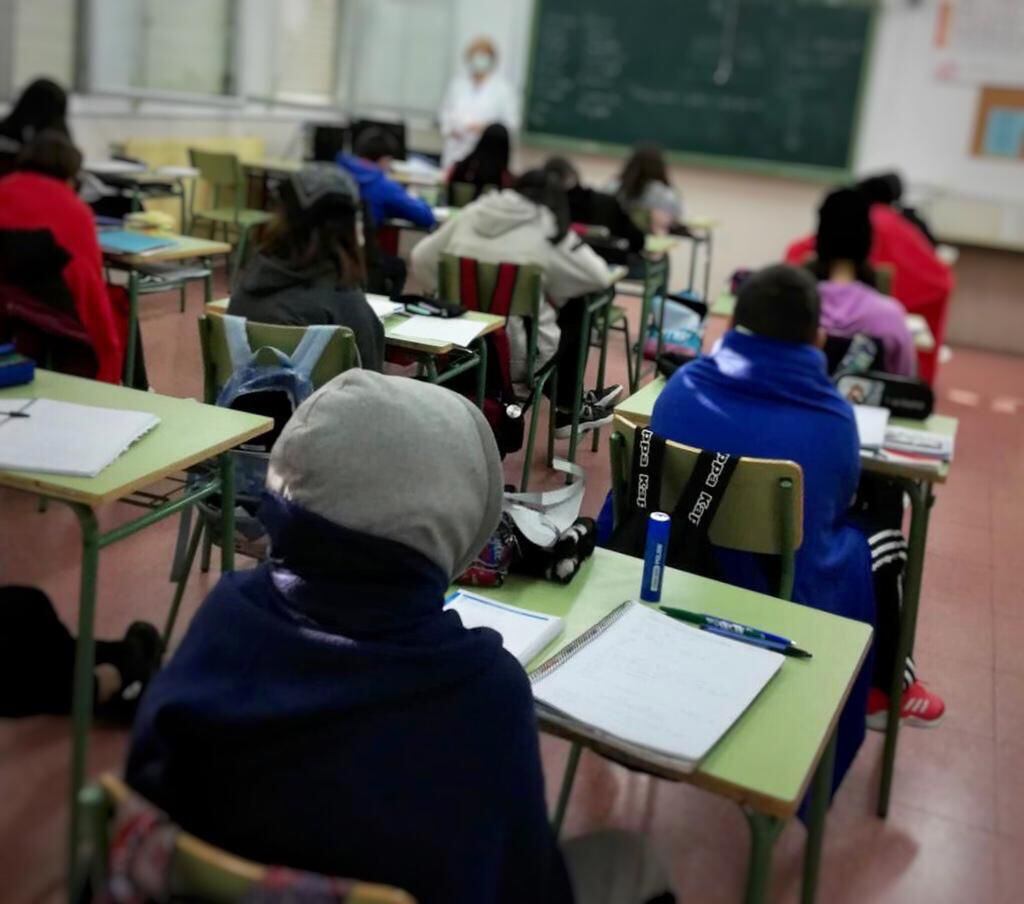 Alumnos abrigados en clase el invierno pasado en el instituto Juan de Mairena, en San Sebastián de los Reyes (Madrid). FOTO CEDIDA POR CC OO