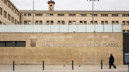 Fachada del colegio Reial Monestir de Santa Isabel, en Barcelona.