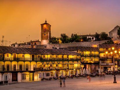 La plaza Mayor de Chinchón (Madrid), iluminada de noche.