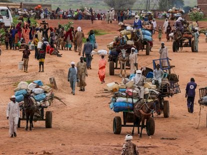 Desplazados por la violencia en la región sudanesa de Darfur Occidental huyen por la frontera de Chad, el 4 de agosto de 2023.