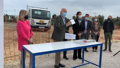 El consejero Javier Imbroda coloca la primera piedra de un instituto en Marbella el pasado 4 de febrero.