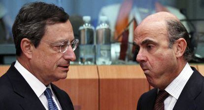El presidente del BCE, Mario Draghi y el ministro de Economía, Luis de Guindos.