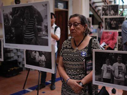 Una mujer asiste a la exposición por las víctimas de la represión en Nicaragua en octubre de 2019.