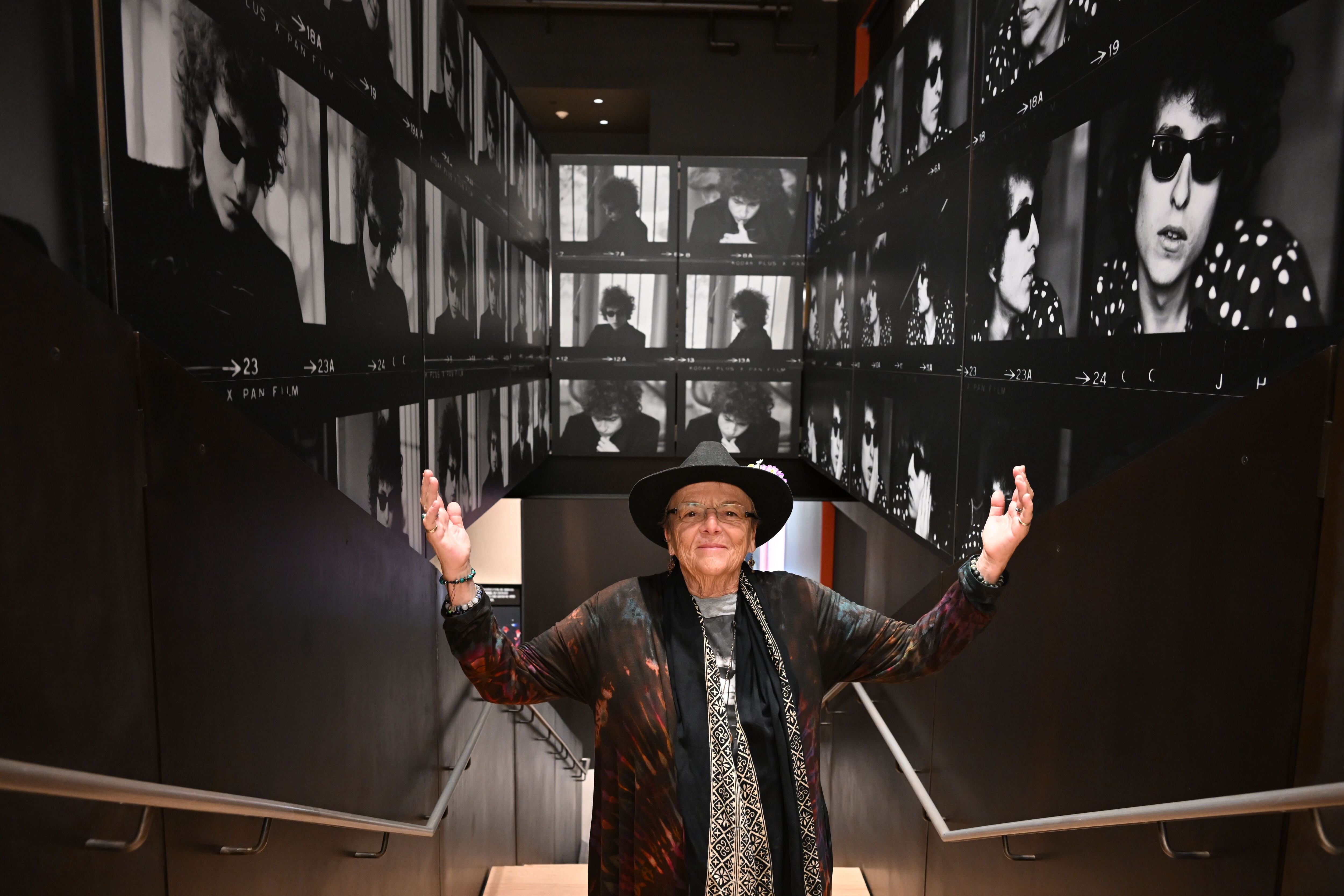 Lisa Law, en el Centro Bob Dylan, rodeada de los contactos de sus fotografías del músico.
