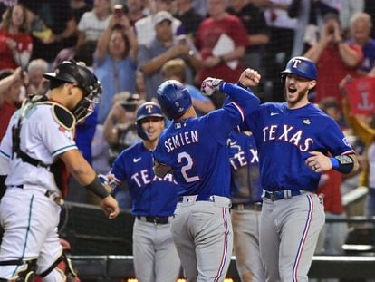 Los jugadores de Texas festejan, al fondo, frente al 'catcher' de Arizona.