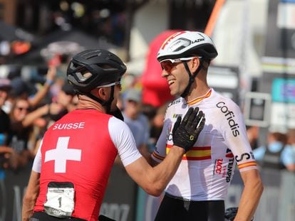 David Valero, plata, saluda al suizo Nino Schurter, ganador del Mundial de ciclismo de montaña este domingo en Les Gets.