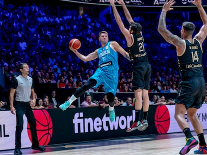 Luka Doncic, ante Abrines y Willy Hernangómez, en el España-Eslovenia de preparación, este mes en Málaga. Foto: ALBERTO NEVADO. FEB