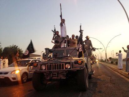 Los yihadistas del Estado Islámico tomaron la segunda ciudad de Irak, situada a 350 kilómetros de Bagdad, en lo que supuso el mayor golpe del Daesh contra el Gobierno iraquí. La Organización Internacional para las Migraciones daba cuenta de que medio millón de personas, una cuarta parte de los habitantes de la ciudad, había abandonado sus casas. La comida y el agua potable escaseaban, y los yihadistas prohibieron el uso de coches y comenzaron a realizar ejecuciones. En la imagen, un convoy de miembros del Estado Islámico recorre las calles de Mosul el 23 de junio de 2014.