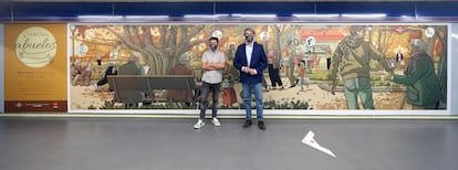 El consejero de Transportes, Ángel Garrido (derecha), y el artista Paco Roca presentan un mural que homenajea a los mayores en la estación de metro de Plaza de Castilla.