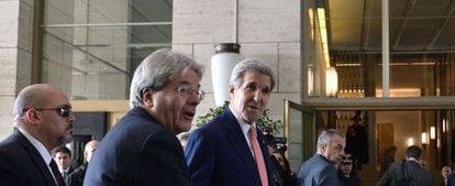 El ministro de Exteriores italiano, Paolo Gentiloni, recibe al secretario de Estado de EE UU, John Kerry, a la reuni&oacute;n que se celebra en Roma. 