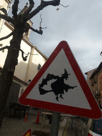 Señal de peligro brujas en las calles de Viladrau.