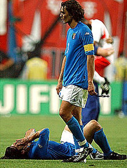 Maldini, el capitán italiano, parece incrédulo y Gattuso rompe a llorar sobre el césped.
