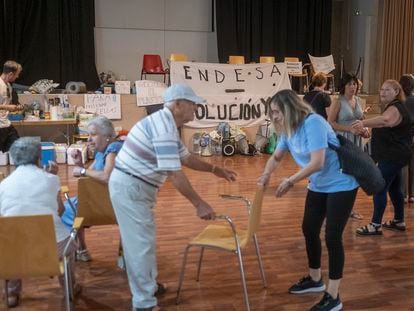 Vecinos de los barrios Su Eminencia y La Plata en Sevilla, encerrados en el centro cívico por los continuos cortes de luz.