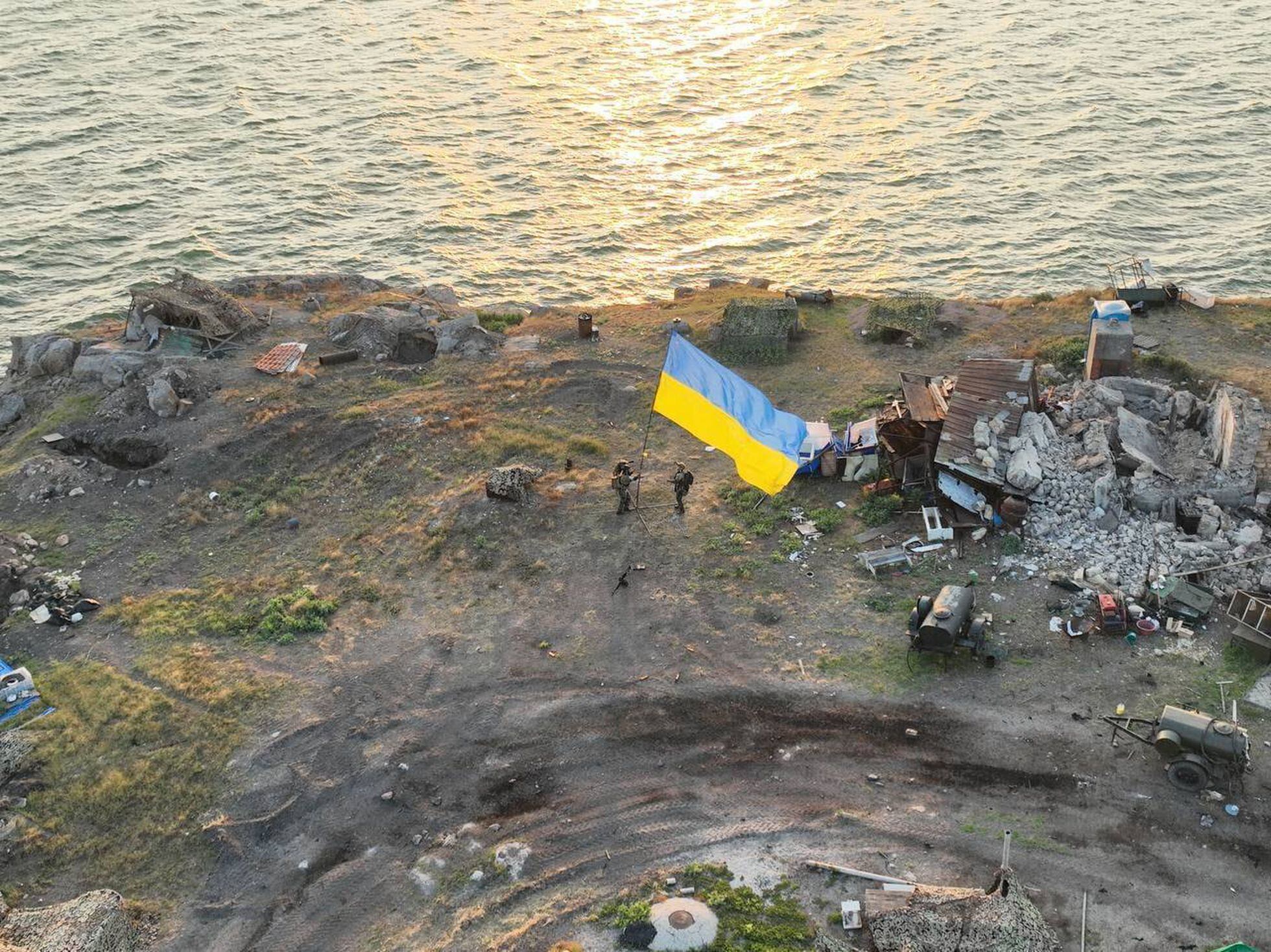 Dos soldados del Ejército ucranio, en julio después de aterrizar en la isla de las Serpientes.