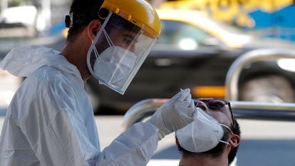 Un trabajador de la salud toma una muestra nasal para una prueba de PCR para detectar la covid-19 en las calles de Santiago, Chile.