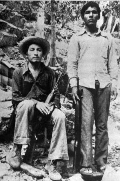 Lucio Cabañas (izquierda), maestro de Guerrero y miembro del movimiento guerrillero en una foto de los setenta. Lo acompaña Pedro Hernández.