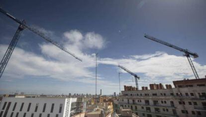 Grúas de una promoción inmobiliaria en Barcelona.